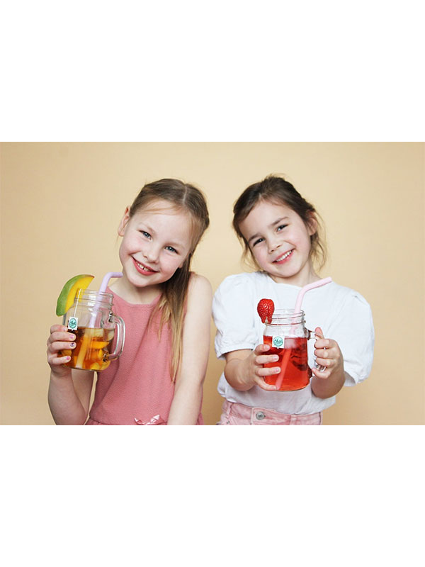 Okae Kinderthee 4 smaken set Twee meisjes met glas koude thee met fruit en rietje