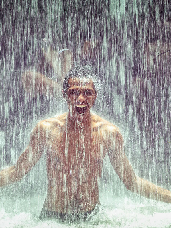 Vitalisers Mann unter Wasserfall