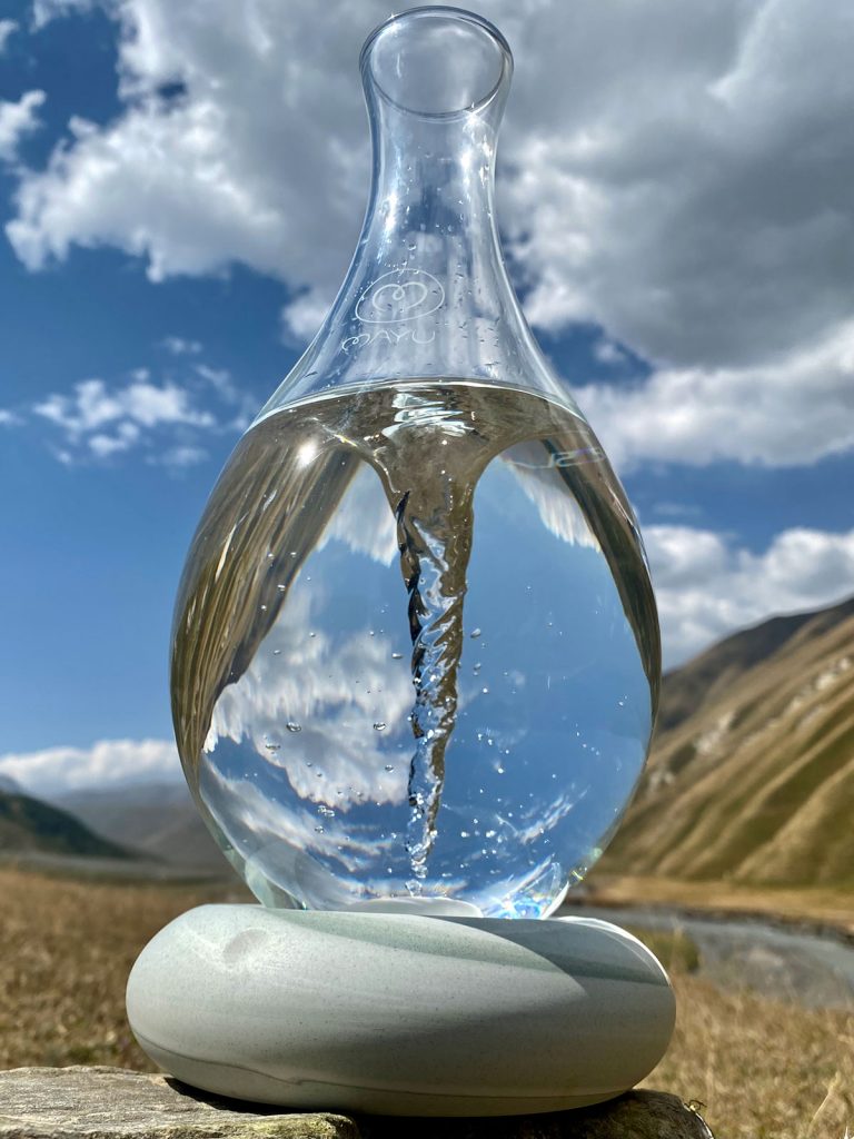 MAYU Swirl Graustein, himmelblau mit Wolken im Hintergrund