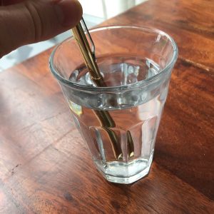 Stylo énergétique dans un verre d'eau