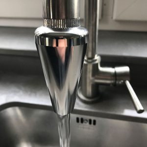 Wasserhahn-Vitalisator am Wasserhahn installiert.