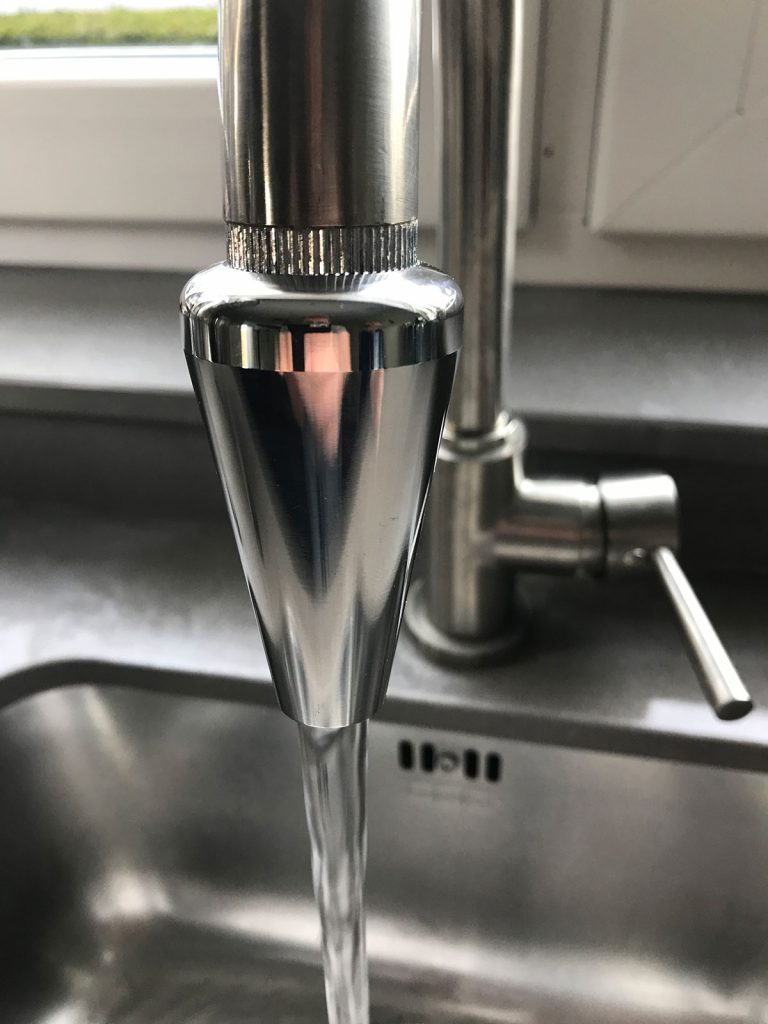 Wasserhahn-Vitalisator am Wasserhahn installiert.