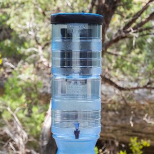 Berkey leichter Wasserfilter mit Filtern und Wasserhahn in der Natur