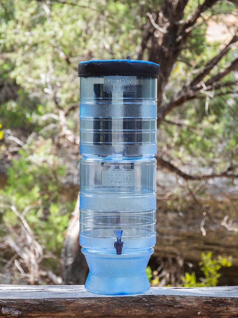 Berkey leichter Wasserfilter mit Filtern und Wasserhahn in der Natur