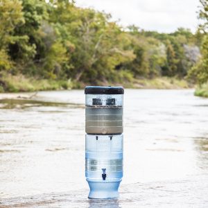 Berkey light waterfilter met elementen en kraantje in rivier