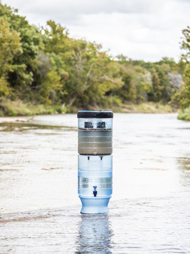 Berkey leichter Wasserfilter mit Elementen und Hahn im Fluss