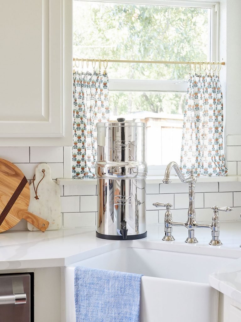 Berkey filtro de agua en la cocina, en el fregadero frente a la ventana