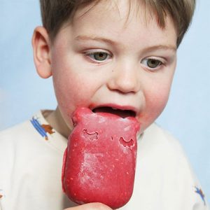 Niño come helado de agua