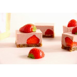 pâte avec de la poudre de fruits bio Strawberry Sparkle et des fraises