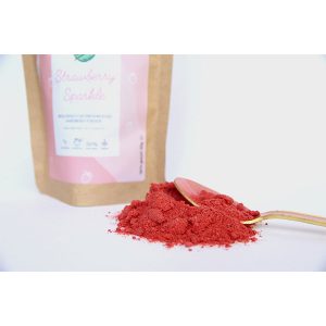 Biologisch fruitpoeder Strawberry Sparkle op lepel