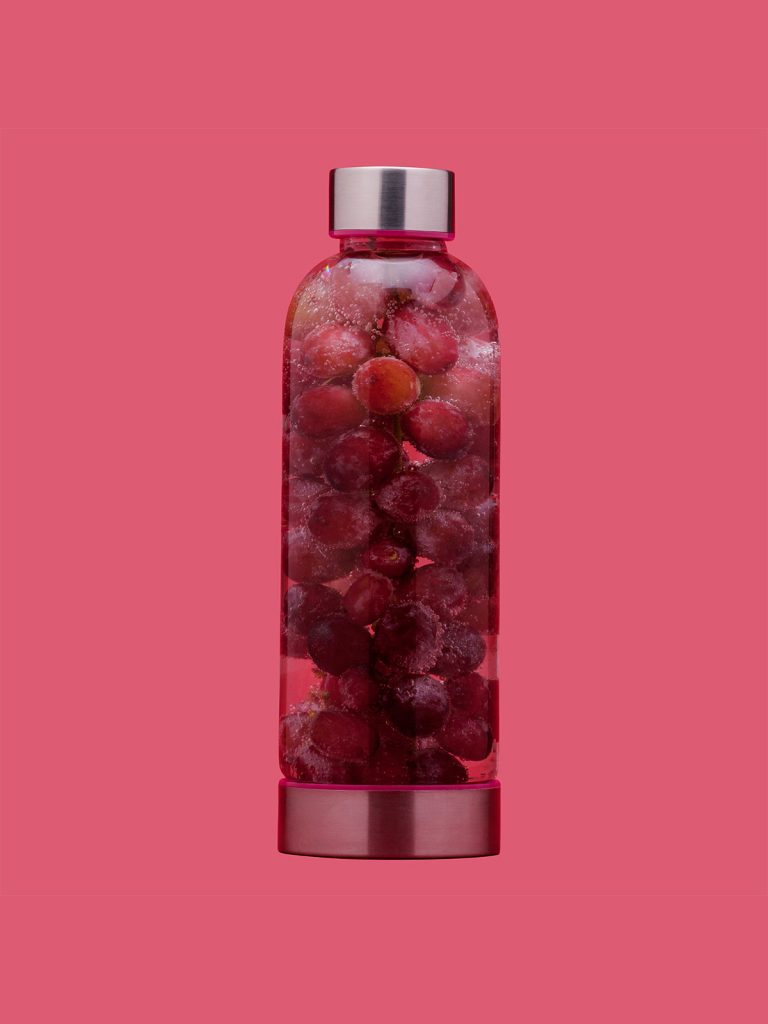 Bo-Bottle drinking bottle with water and grapes