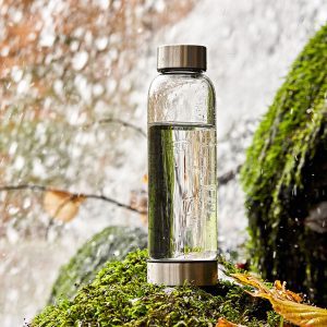 Bo-Bottle Trinkflasche auf moosbewachsenem Stein für Wasserfallwasser