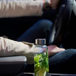 Bo-Bottle drinking bottle with water, mint and lemon in cupholder car