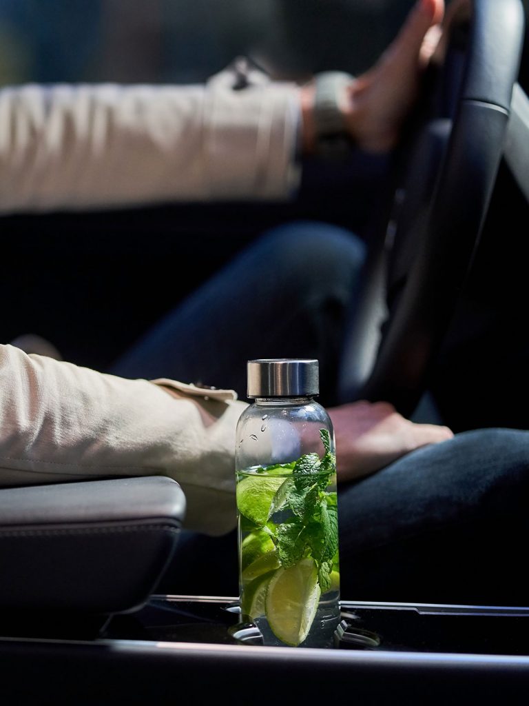 Bo-Bottle drinking bottle with water, mint and lemon in cupholder car