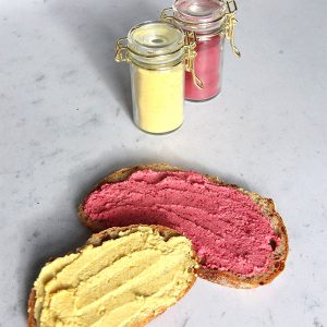 pain tartiné de poudre de légumes jaune et rouge