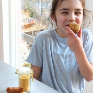 Un enfant déguste un gâteau avec de la poudre de légumes