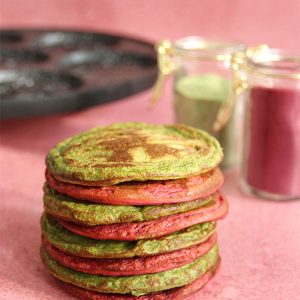 Pfannkuchen mit Gemüsepulver rot und grün