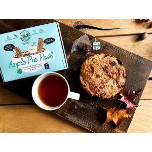 Plateau en bois avec gâteau, feuilles, sachet de thé, tasse de thé, Apple Pie Pool Thé pour enfants