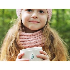 Niño con una taza de té