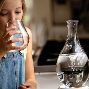 Un enfant boit de l'eau, MAYU Swirl sur le comptoir