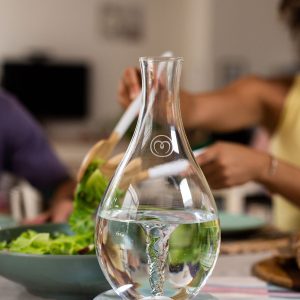 MAYU Swirl en la mesa del comedor, sirviendo ensalada