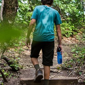 Wandelaar met Sport Berkey waterfles blauw op wandelpad