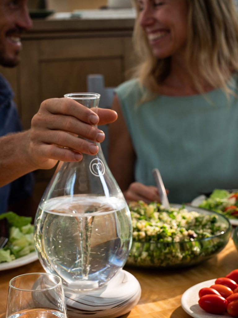 MAYU Swirl carafe sur la table à manger